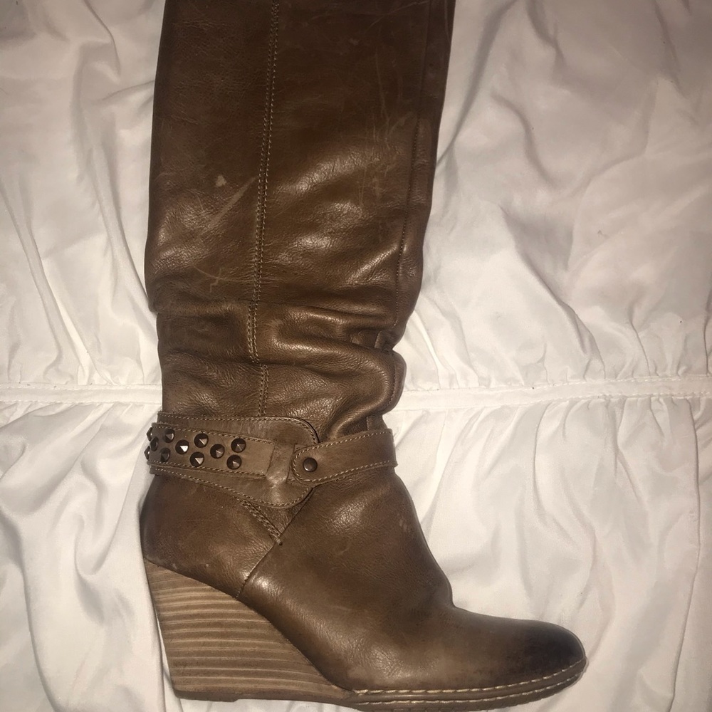 Tall boots with wedge